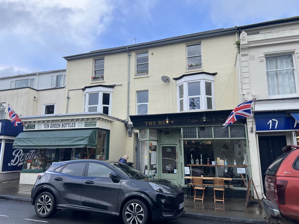 Lot: 93 - COMMERCIAL INVESTMENT - General view of the front of the property